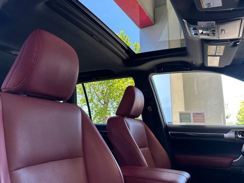 Certified 2022 Lexus GX 460 Premium w/ Premium Plus Package AWD/4WD image 18