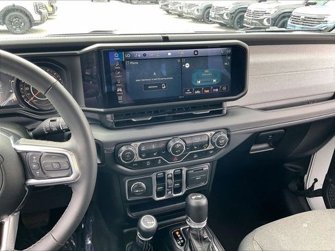 Used 2025 Jeep Wrangler Unlimited Sahara AWD/4WD image 17