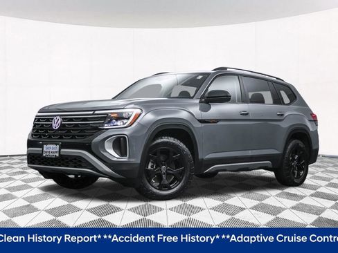 Used 2025 Volkswagen Atlas Peak Edition SE image 2