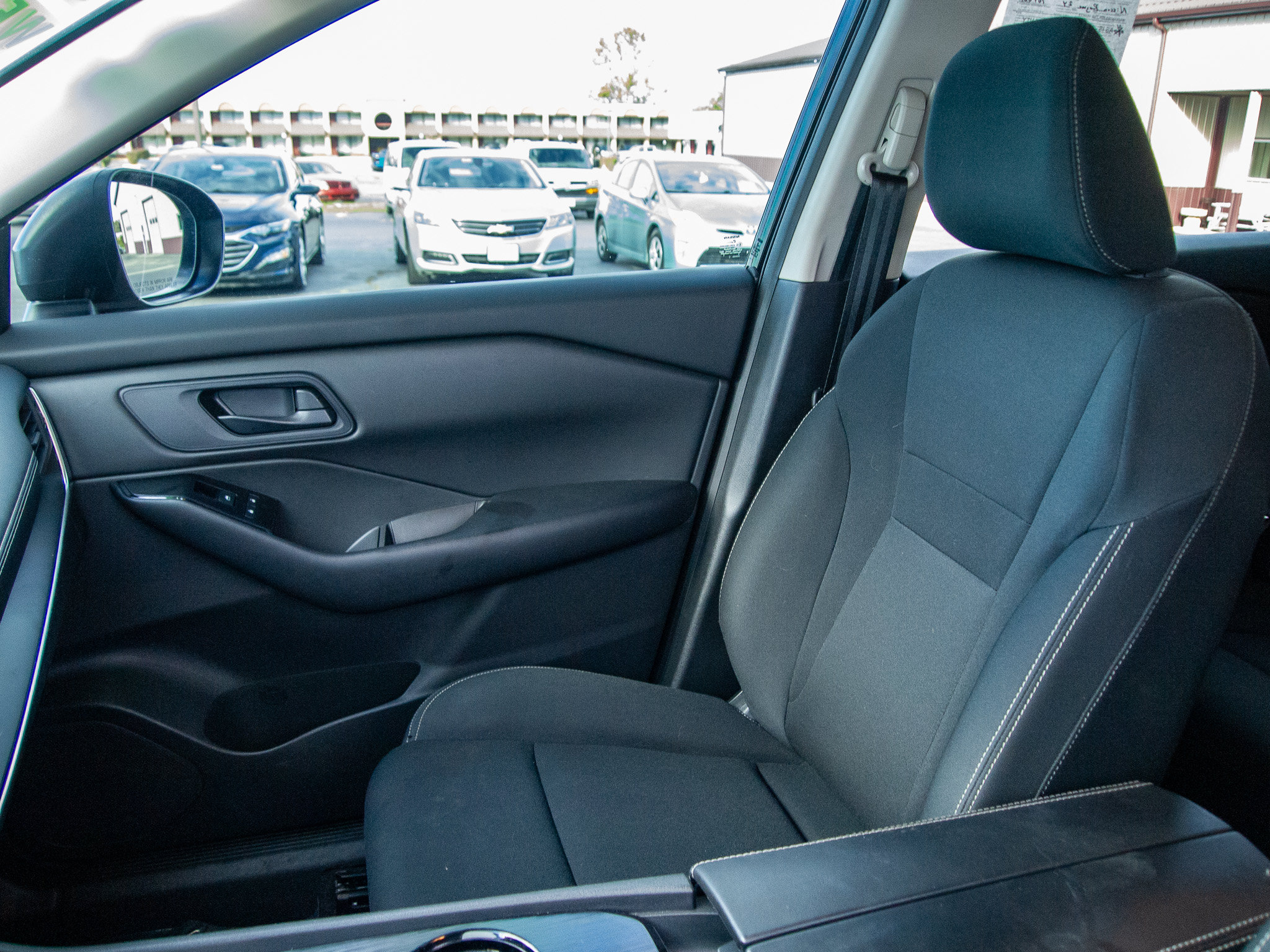 Used 2024 Nissan Rogue S FWD image 14
