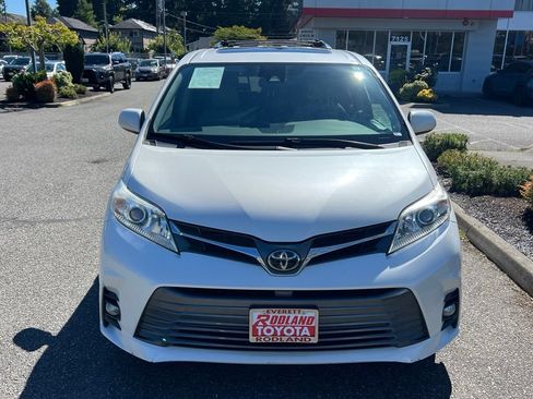Used 2018 Toyota Sienna XLE w/ XLE Navigation Package FWD image 5