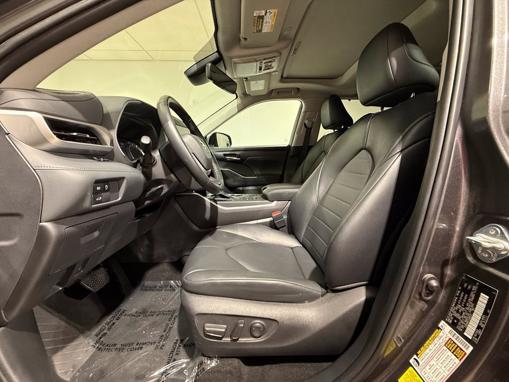 Used 2025 Toyota Highlander XLE AWD/4WD image 13
