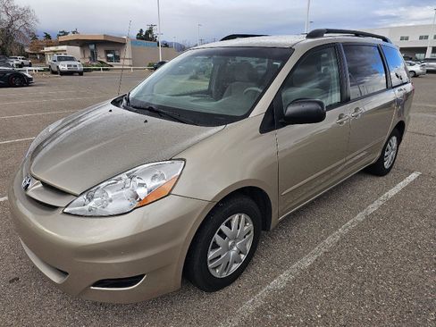Used 2009 Toyota Sienna LE image 1