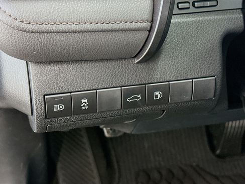 Used 2018 Toyota Camry LE FWD image 17