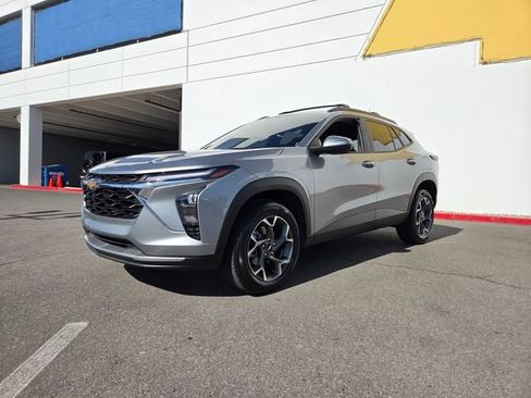 Used 2025 Chevrolet Trax LT w/ LT Convenience Package FWD image 2