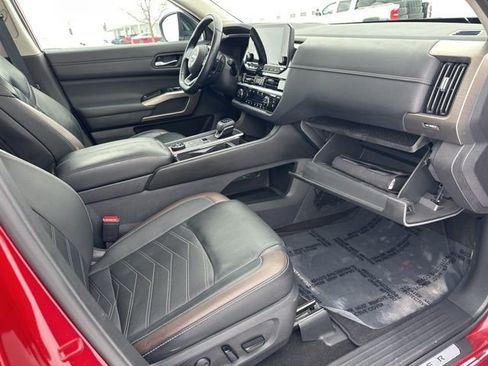 Used 2023 Nissan Pathfinder Platinum image 39