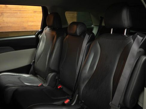 Used 2024 Kia Carnival LX image 12