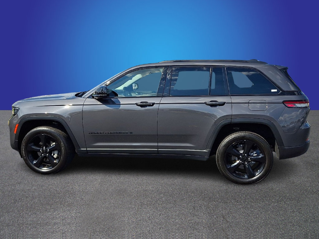 Used 2024 Jeep Grand Cherokee Limited w/ Black Appearance Package AWD/4WD image 7