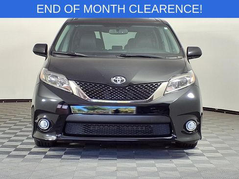 Used 2017 Toyota Sienna SE Premium FWD image 2
