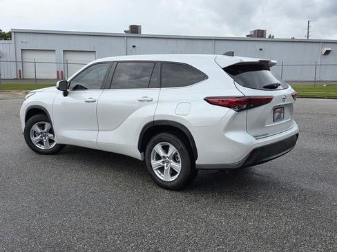 Used 2023 Toyota Highlander L FWD image 4