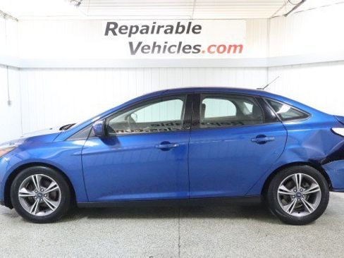 Used 2018 Ford Focus SE w/ SE Appearance Package FWD image 1