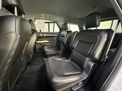 Used 2022 Ford Explorer XLT w/ Equipment Group 202A AWD/4WD image 15