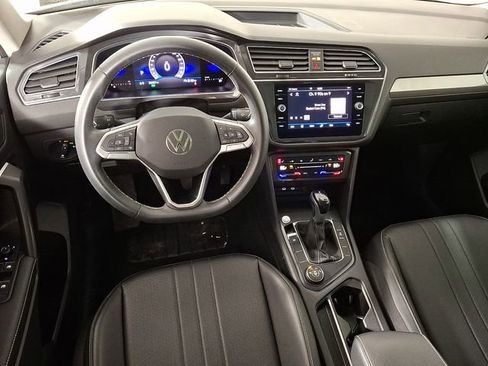 Used 2022 Volkswagen Tiguan SE image 2