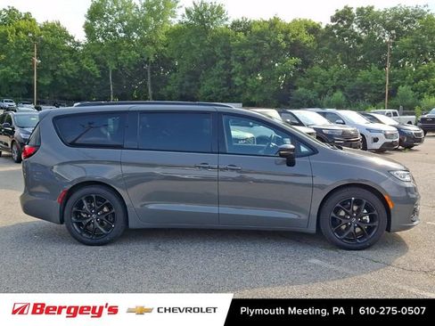 Used 2025 Chrysler Pacifica Limited FWD image 9