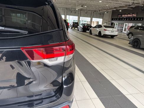 Used 2019 Toyota Highlander SE w/ Nightshade Edition FWD image 7