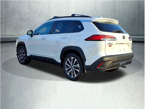 Used 2022 Toyota Corolla Cross XLE w/ Convenience Package image 6