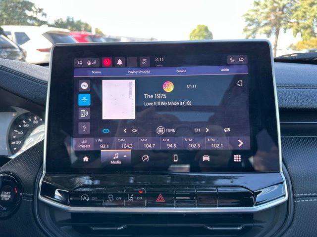 Used 2023 Jeep Compass Latitude w/ Sun and Sound Group AWD/4WD image 9