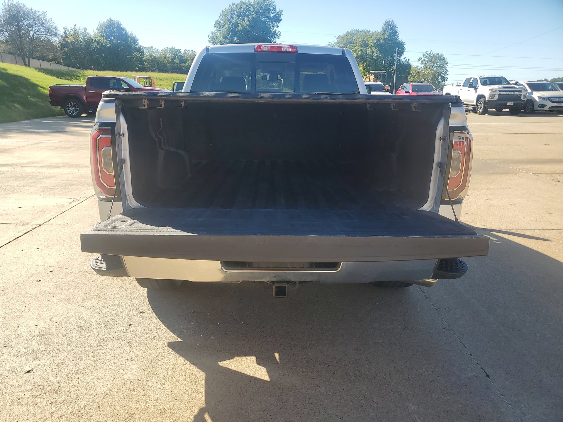 Used 2017 GMC Sierra 1500 SLT w/ Enhanced Driver Alert Package AWD/4WD image 31