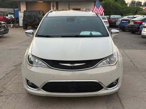 Used 2020 Chrysler Pacifica Limited w/ Tire & Wheel Group FWD image 2