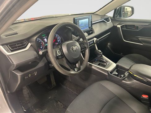 Used 2020 Toyota RAV4 LE FWD image 11