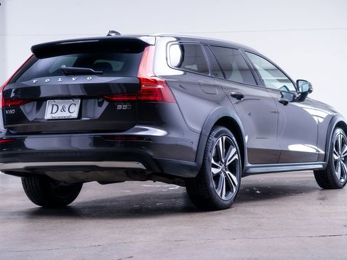 Used 2025 Volvo V60 B5 Cross Country Plus AWD/4WD image 5