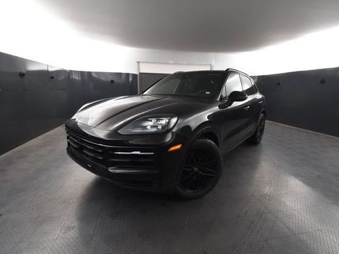Used 2025 Porsche Cayenne AWD/4WD image 43