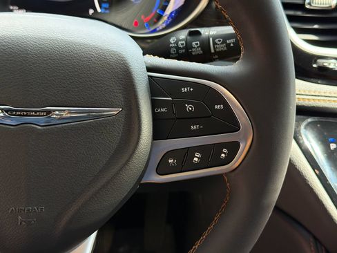 Used 2023 Chrysler Pacifica Pinnacle FWD image 25