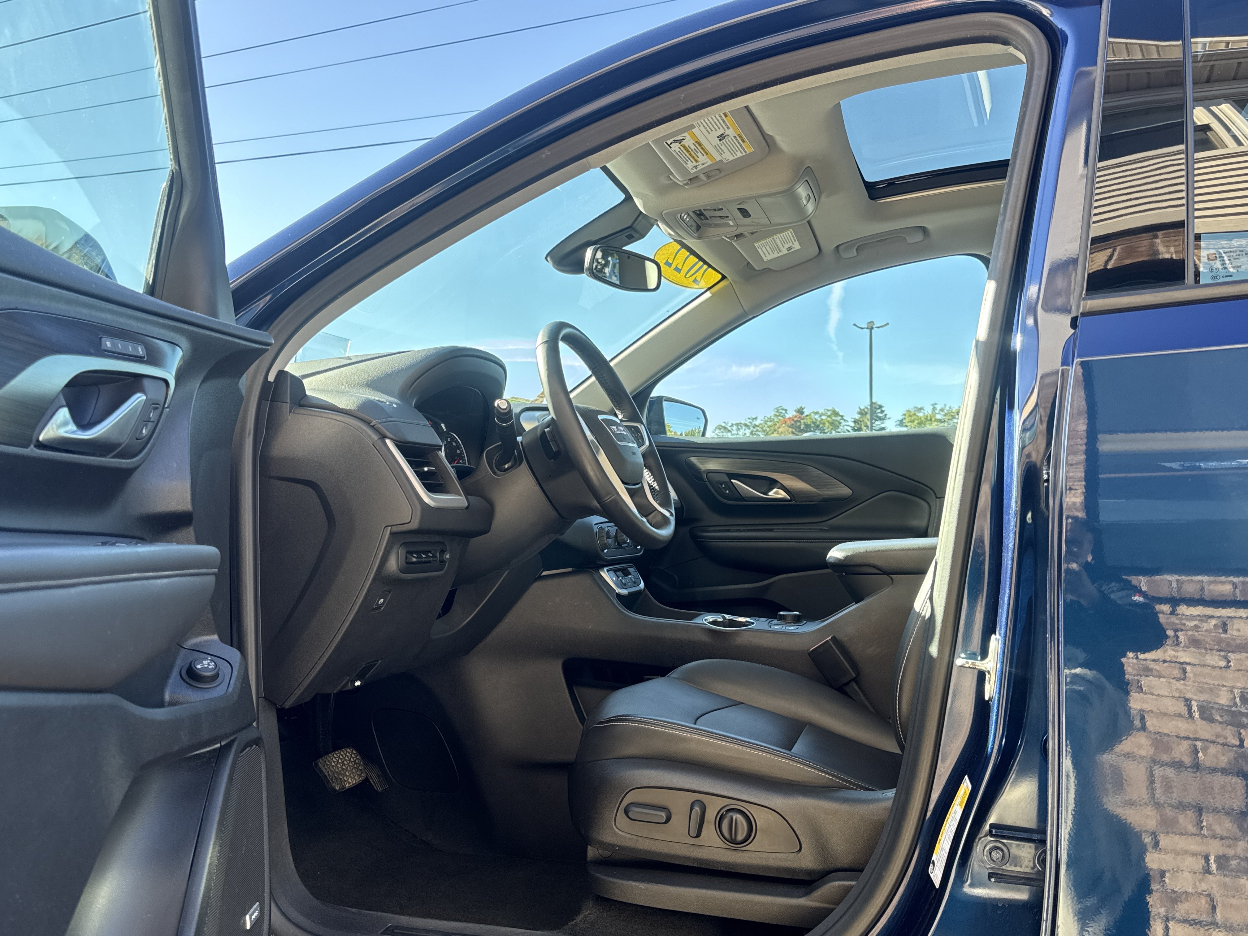 Used 2022 GMC Terrain SLT w/ Infotainment Package II AWD/4WD image 10