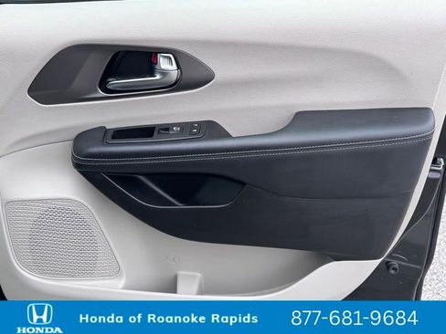 Used 2023 Chrysler Pacifica Touring-L image 25