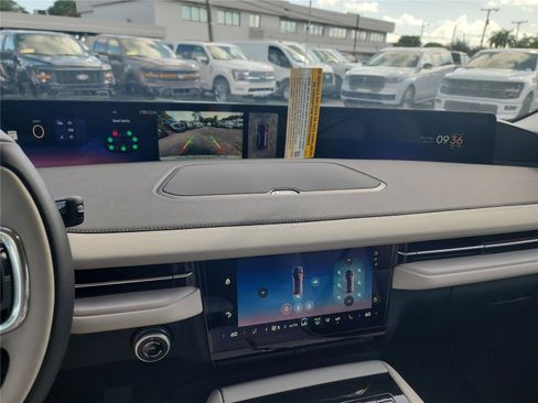 New 2026 Lincoln Navigator Premiere AWD/4WD image 31