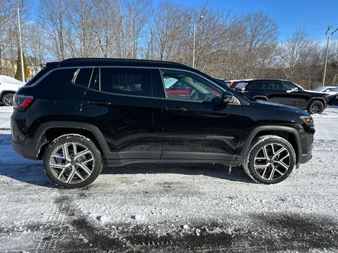 Used 2025 Jeep Compass Limited w/ Sun & Sound Group image 5