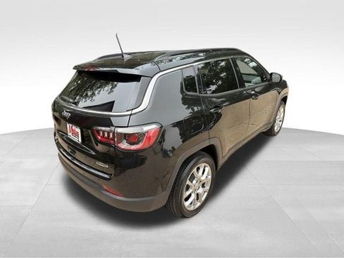 Used 2023 Jeep Compass Latitude AWD/4WD image 4