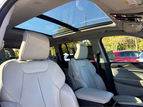Used 2022 Jeep Grand Cherokee Overland w/ Advanced Protech Group III image 8