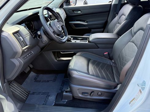 Used 2025 Nissan Pathfinder Platinum image 11