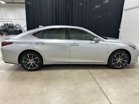 Used 2025 Lexus ES 350 w/ Premium Package FWD image 11
