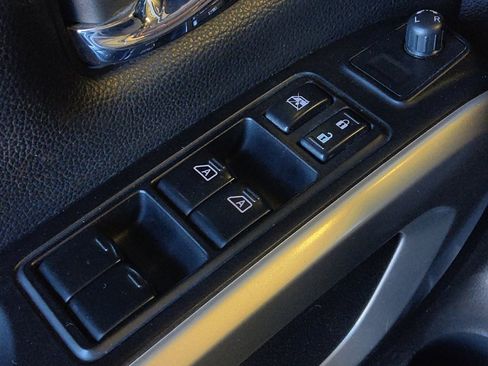 Used 2018 Nissan Titan SV image 27