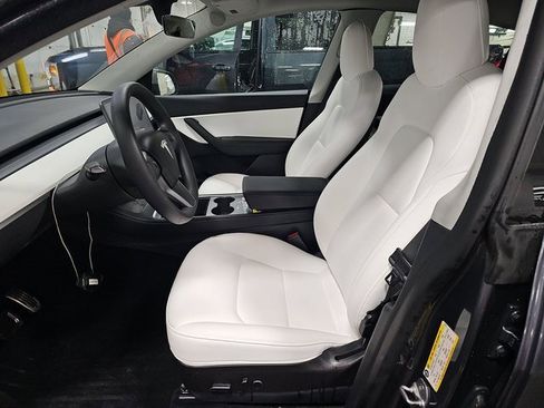 Used 2022 Tesla Model Y Long Range image 2