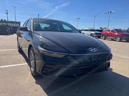 Used 2025 Hyundai Elantra SE image 3