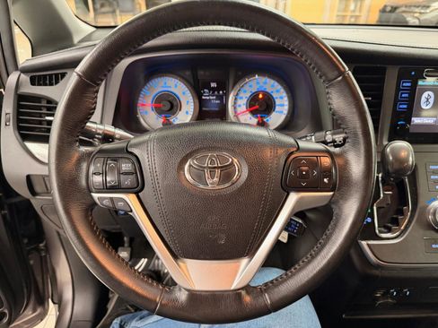 Used 2016 Toyota Sienna SE image 11