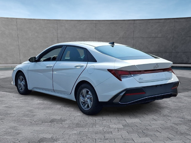 Certified 2025 Hyundai Elantra SE w/ Cargo Package FWD image 3