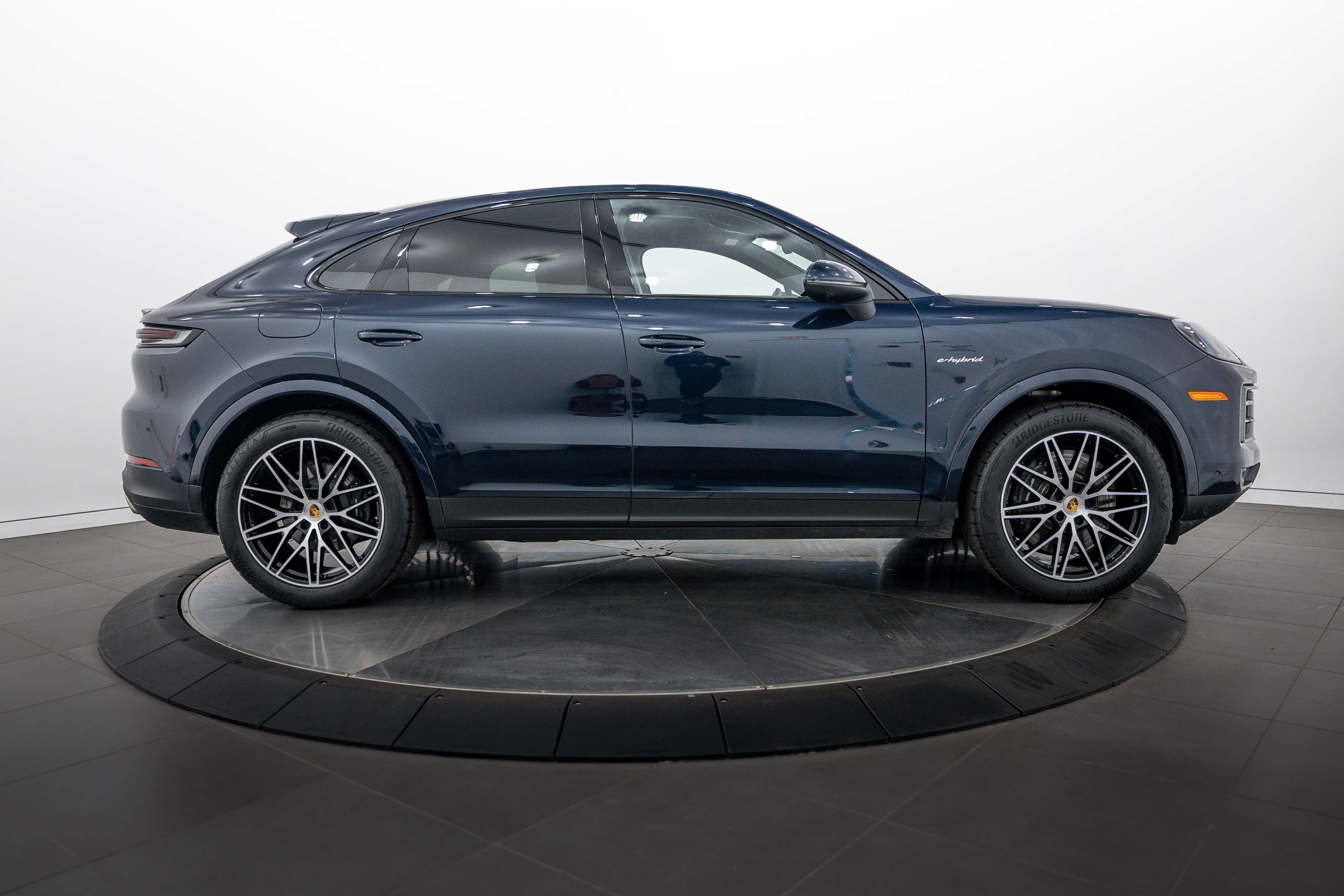 Certified 2024 Porsche Cayenne Coupe AWD/4WD image 7