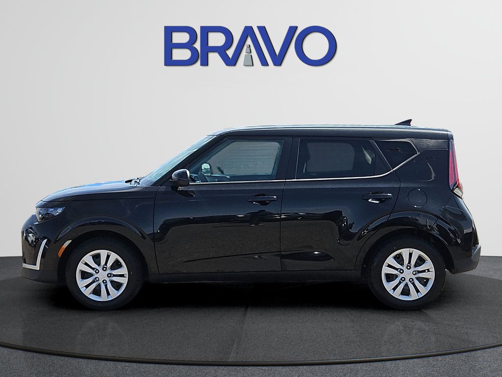 Used 2023 Kia Soul LX FWD image 2