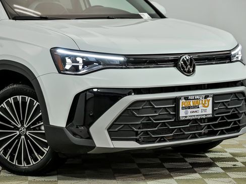 Used 2025 Volkswagen Taos SE w/ Panoramic Sunroof Package image 2