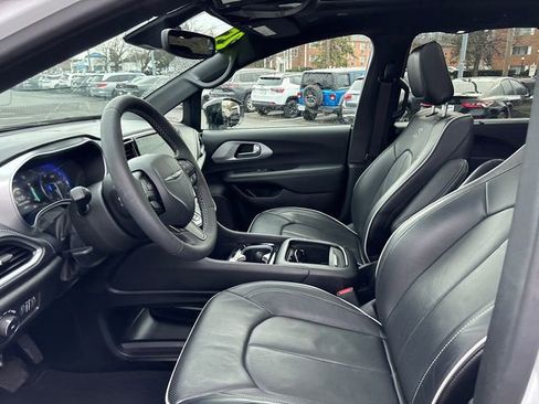 Used 2025 Chrysler Pacifica Limited image 6