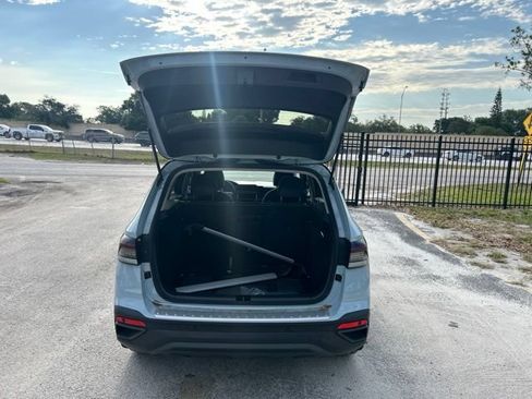 Used 2025 Volkswagen Taos SE FWD image 7