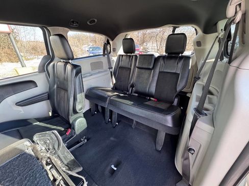 Used 2019 Dodge Grand Caravan SXT image 18