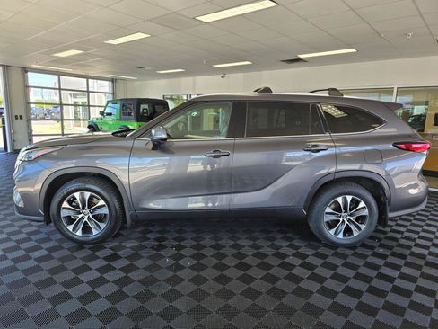 Used 2022 Toyota Highlander XLE AWD/4WD image 6