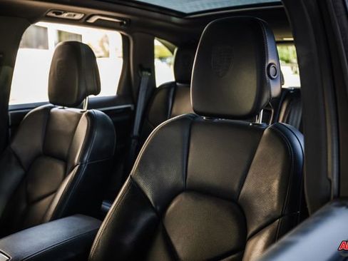 Used 2018 Porsche Cayenne Platinum Edition image 22