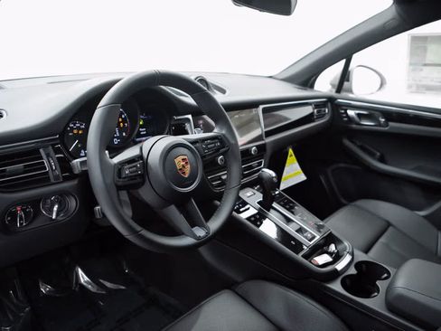 Certified 2026 Porsche Macan AWD/4WD image 4