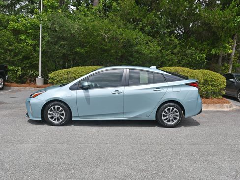 Certified 2022 Toyota Prius Limited w/ Premium Convenience Package FWD image 2
